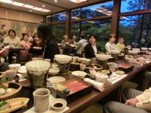 盛り上がる宴会、日本庭園を見ながら